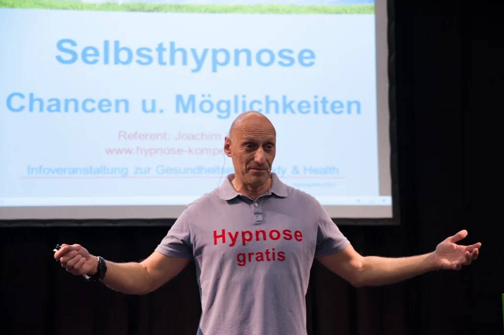 Joachim Höhn von Hypnose-Kompetenz auf der Bühne bei einem Vortrag über Selbsthypnose