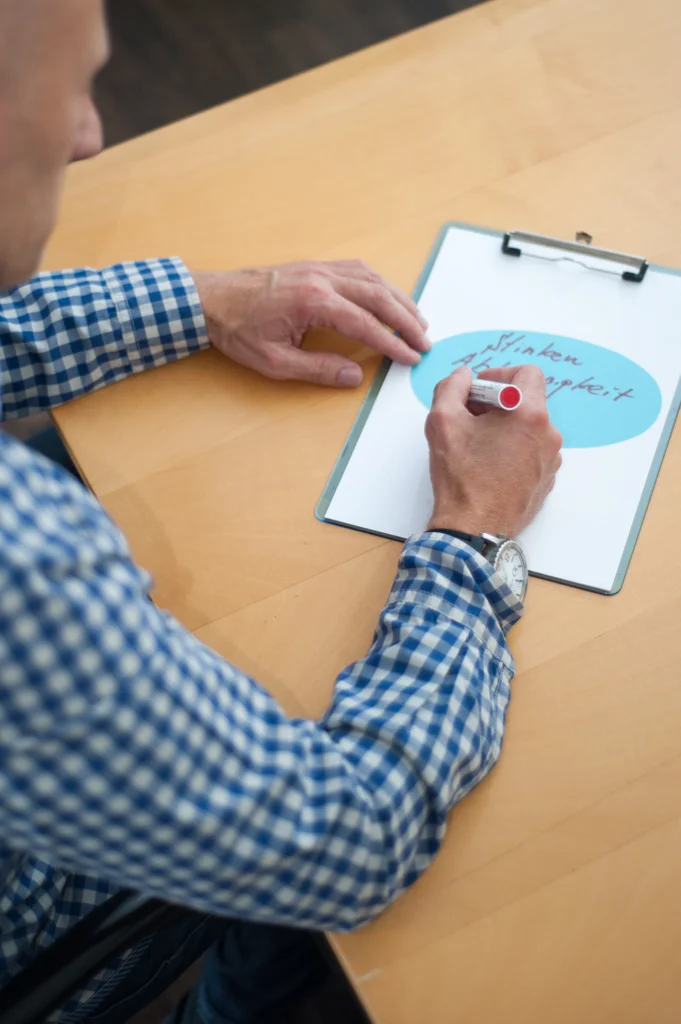 Ein Bild von Joachim Höhn in der Hypnose Praxis bei der Arbeit mit einem Klienten